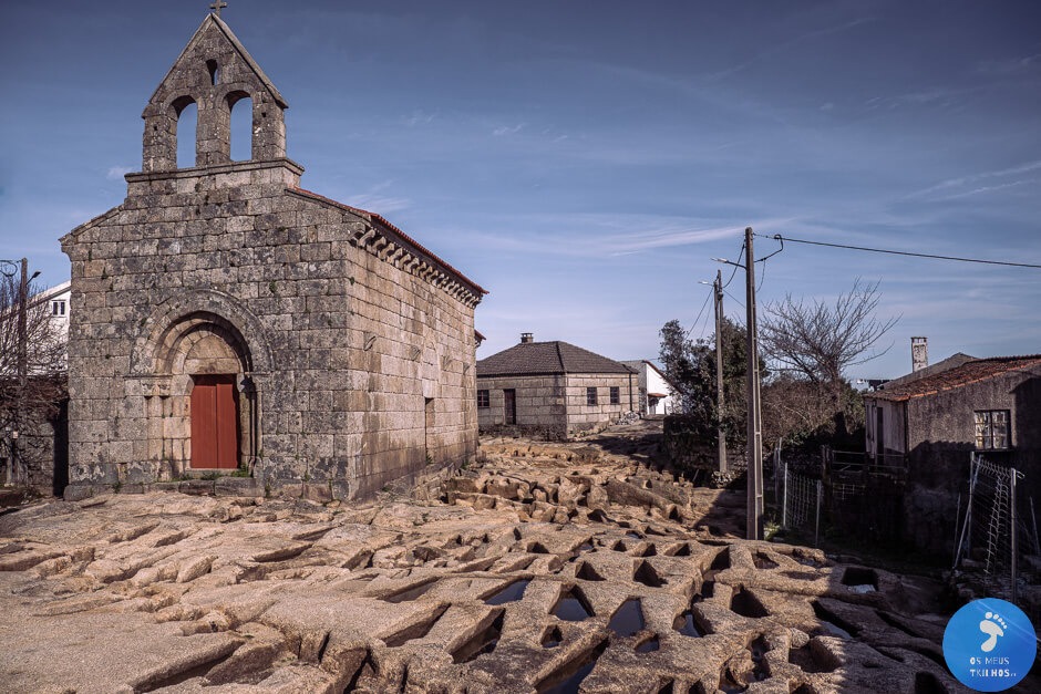 A igreja de Santa de Santa Marinha, em Moreira de Rei, com as centenas de sepulturas no adro, a sua Necrópole