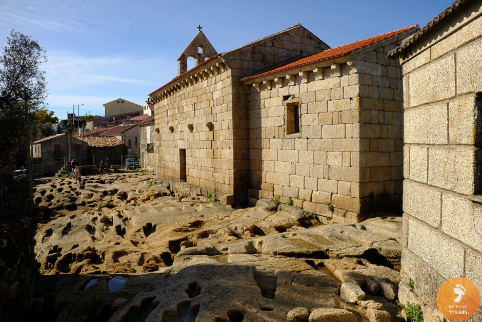 A igreja de Santa de Santa Marinha, em Moreira de Rei, com as centenas de sepulturas no adro. Imagem durante as escavações já depois de praticamente terminarem as escavações